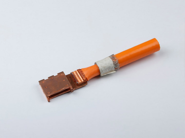 带短汇流排的插头连接器